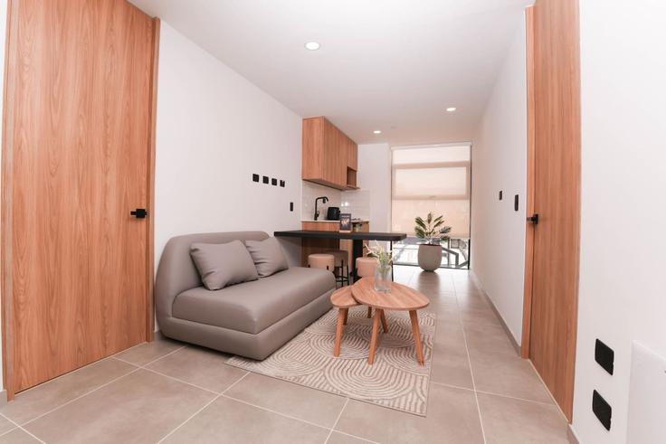 Elegante sala de estar con mobiliario moderno en un apartamento en Building Carrera 43A - housy-host - 1327130 en La Candelaria, Medellín