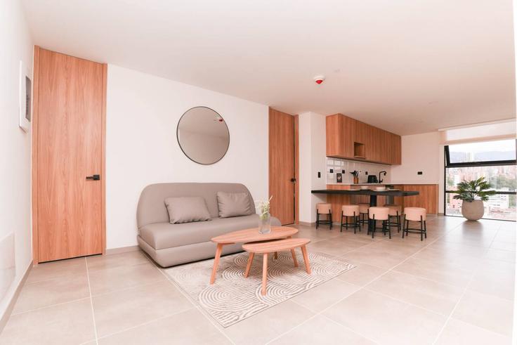 Elegante sala de estar con mobiliario moderno en un apartamento en Building Calle 33 - housy-host - 1327132 en La Candelaria, Medellín Elegante sala de estar con mobiliario moderno en un apartamento en Building Calle 33 - housy-host - 1327132 en La Candelaria, Medellín