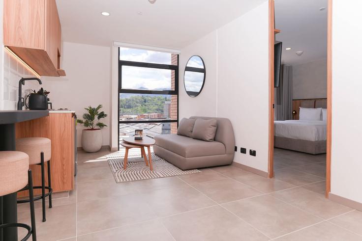 Elegante sala de estar con mobiliario moderno en un apartamento en Building Carrera 43A - housy-host - 1327142 en La Candelaria, Medellín