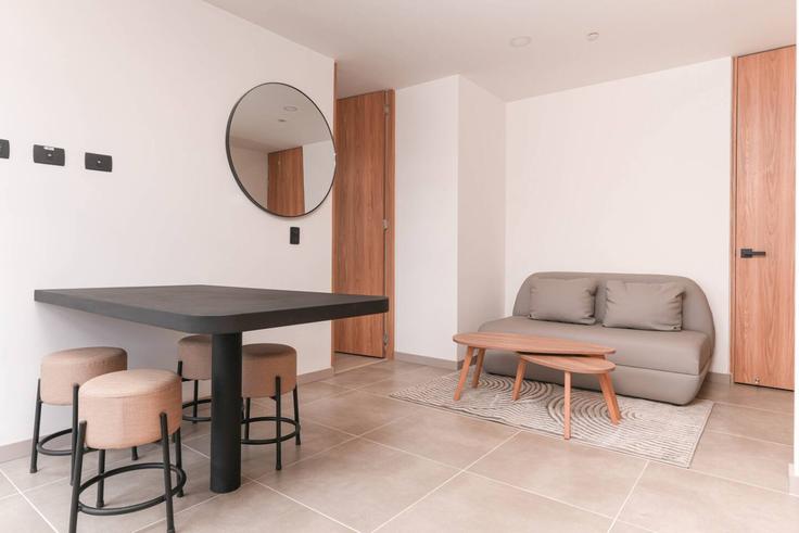 Elegante sala de estar con mobiliario moderno en un apartamento en Building Calle 33 - housy-host - 1327146 en La Candelaria, Medellín Elegante sala de estar con mobiliario moderno en un apartamento en Building Calle 33 - housy-host - 1327146 en La Candelaria, Medellín
