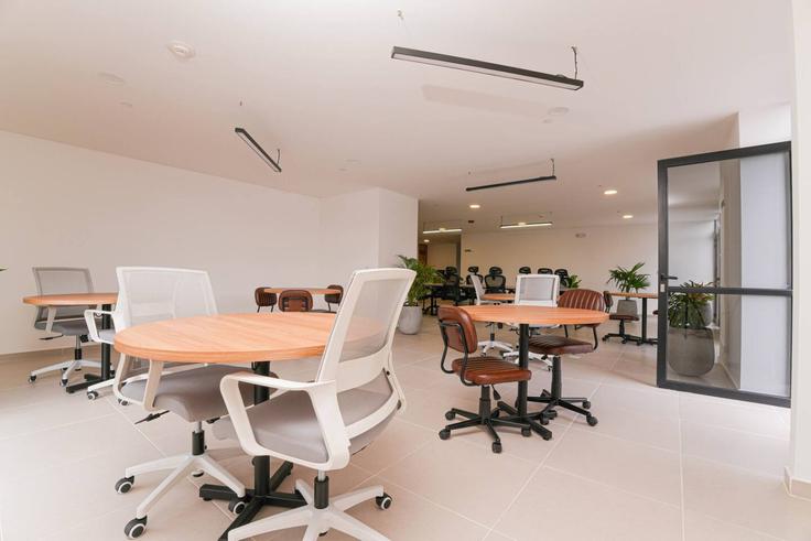 Coin bureau avec un bureau élégant et chaise de bureau ergonomique dans un appartement situé à Building Carrera 43A - housy-host - 1327195 dans La Candelaria, Medellín