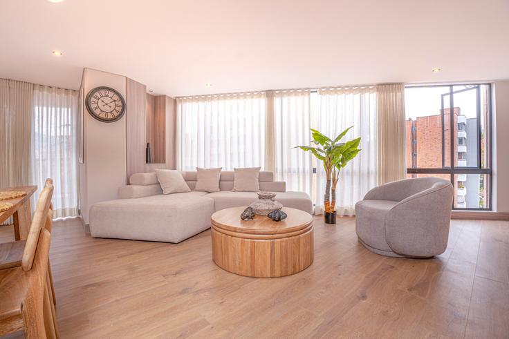 Building Diagonal 75 - housy-host - 1327211 adresindeki bir dairede modern mobilyalarla zarif bir şekilde tasarlanmış oturma odası Laureles - Estadio, Medellin, Medellín