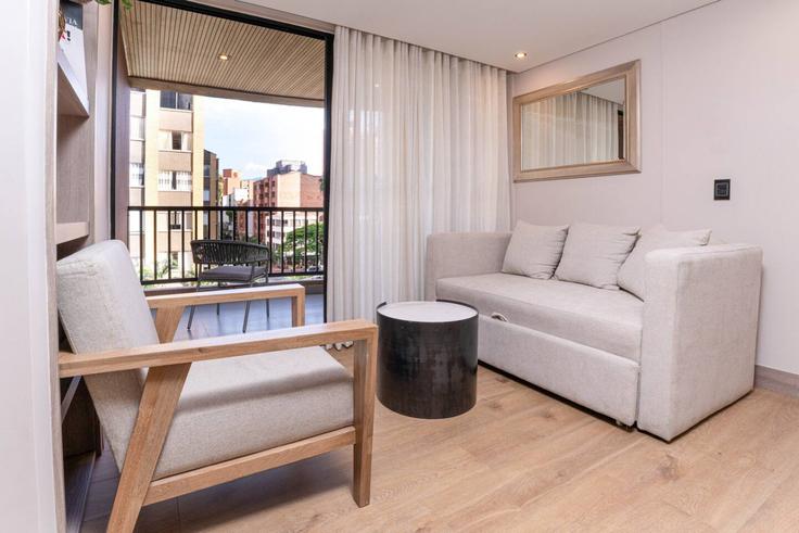 Elegante sala de estar con mobiliario moderno en un apartamento en Building Diagonal 75 - housy-host - 1327225 en Laureles - Estadio, Medellin, Medellín