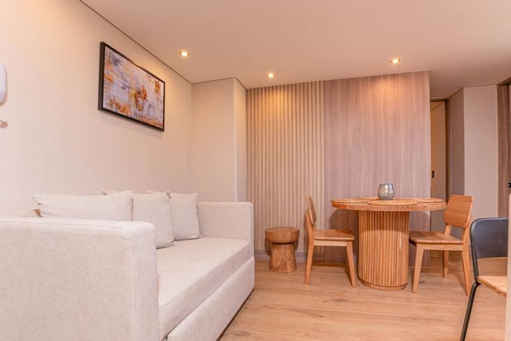 Elegante sala de estar con mobiliario moderno en un apartamento en Building Diagonal 75 - housy-host - 1327228 en Laureles - Estadio, Medellin, Medellín Elegante sala de estar con mobiliario moderno en un apartamento en Building Diagonal 75 - housy-host - 1327228 en Laureles - Estadio, Medellin, Medellín