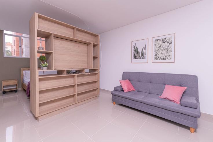 El Poblado, Medellín에 위치한 Building Carrera 29 - housy-host - 1358038 유닛의 세련된 인테리어가 돋보이는 거실 El Poblado, Medellín에 위치한 Building Carrera 29 - housy-host - 1358038 유닛의 세련된 인테리어가 돋보이는 거실