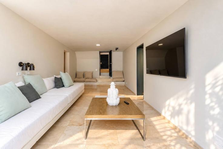 Medellín El PobladoのBuilding Calle 14 - housy-host - 1638324のアパートメントにある、モダンな家具を備えたエレガントなデザインのリビングルーム Medellín El PobladoのBuilding Calle 14 - housy-host - 1638324のアパートメントにある、モダンな家具を備えたエレガントなデザインのリビングルーム