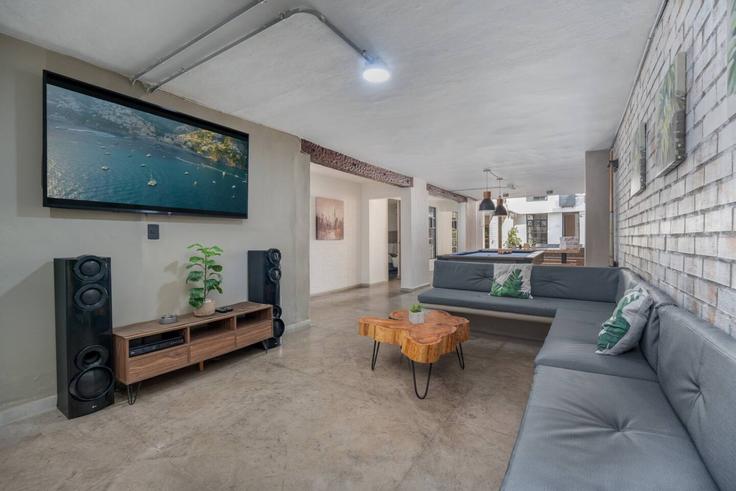 Medellín El PobladoのBuilding Carrera 35 - housy-host - 1638521のアパートメントにある、モダンな家具を備えたエレガントなデザインのリビングルーム Medellín El PobladoのBuilding Carrera 35 - housy-host - 1638521のアパートメントにある、モダンな家具を備えたエレガントなデザインのリビングルーム