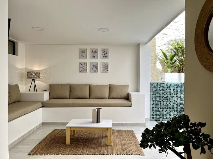 Medellín El PobladoのBuilding Calle 10 - housy-host - 1638529のアパートメントにある、モダンな家具を備えたエレガントなデザインのリビングルーム Medellín El PobladoのBuilding Calle 10 - housy-host - 1638529のアパートメントにある、モダンな家具を備えたエレガントなデザインのリビングルーム