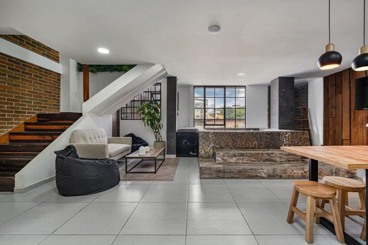Elegante sala de estar con mobiliario moderno en un apartamento en Building Calle 10A - housy-host - 1638531 en El Poblado, Medellín