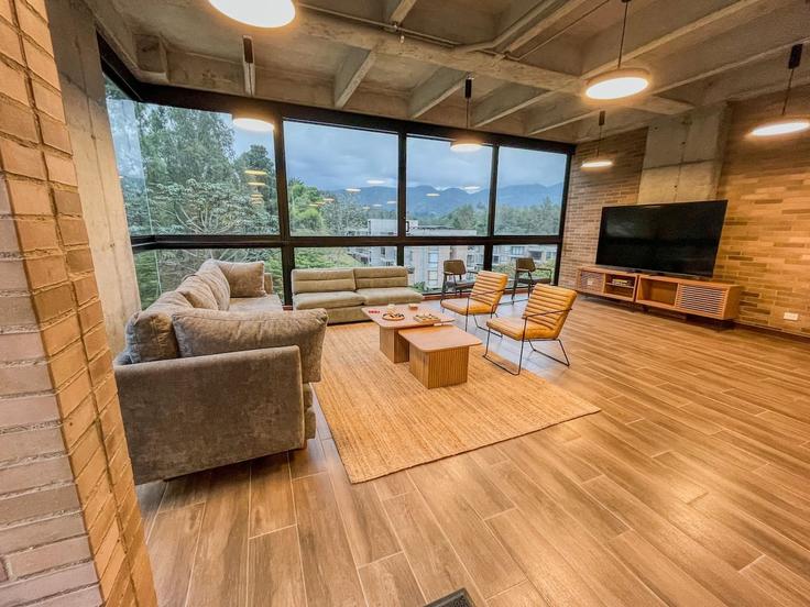 Sala de estar elegantemente projetada com móveis modernos em um apartamento no Building La Fe-El Retiro - housy-host - 1638527 em La Fe, Retiro