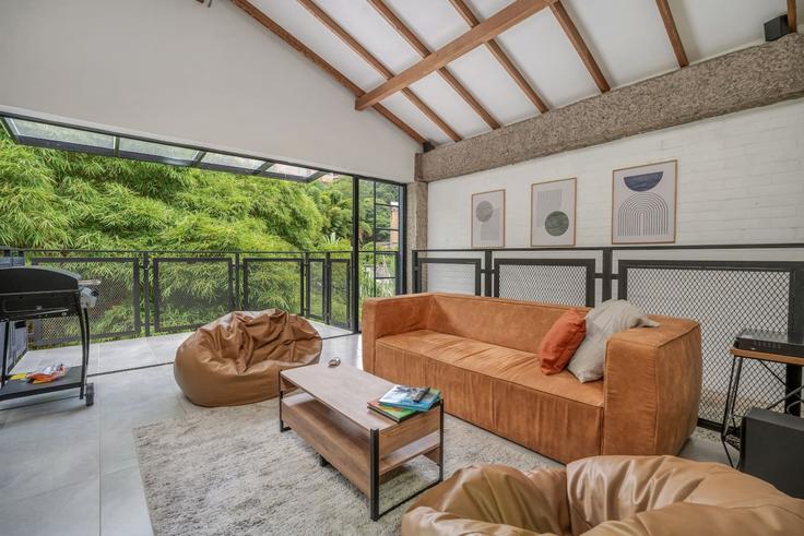 Medellín El PobladoのBuilding Calle 10A - housy-host - 1638530のアパートメントにある、モダンな家具を備えたエレガントなデザインのリビングルーム Medellín El PobladoのBuilding Calle 10A - housy-host - 1638530のアパートメントにある、モダンな家具を備えたエレガントなデザインのリビングルーム
