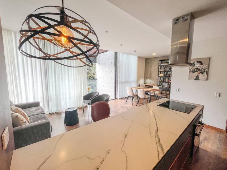 Elegant gestaltetes Wohnzimmer mit moderner Einrichtung in einer Wohnung im Building La Fe-El Retiro - housy-host - 1638540 in La Fe, Retiro