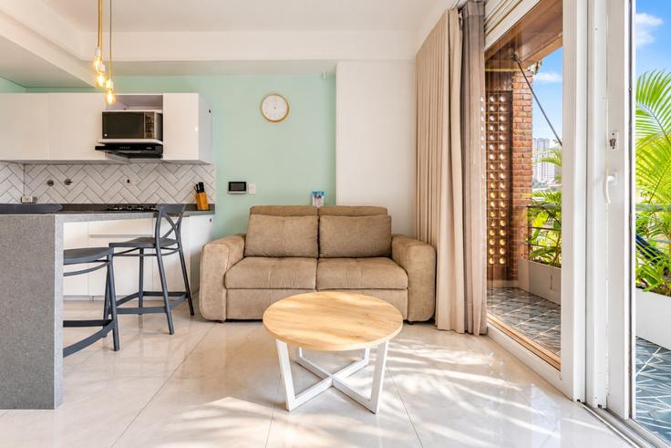 Salle de séjour élégante avec mobilier moderne dans un appartement à Building Carrera 43E - housy-host - 1640242 à El Poblado, Medellín Salle de séjour élégante avec mobilier moderne dans un appartement à Building Carrera 43E - housy-host - 1640242 à El Poblado, Medellín