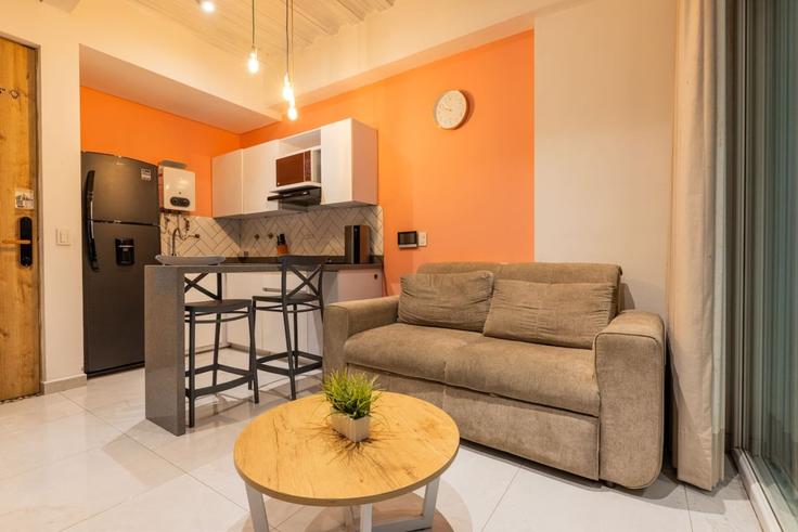 Salle de séjour élégante avec mobilier moderne dans un appartement à Building Carrera 43E - housy-host - 1640245 à El Poblado, Medellín Salle de séjour élégante avec mobilier moderne dans un appartement à Building Carrera 43E - housy-host - 1640245 à El Poblado, Medellín