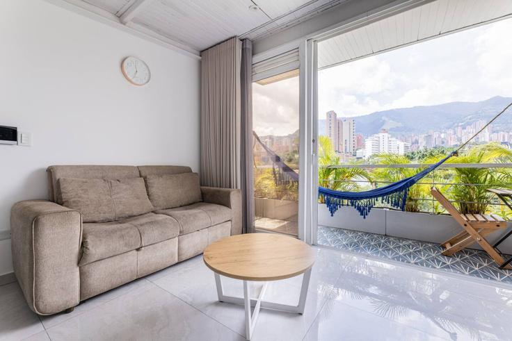 Elegante sala de estar con mobiliario moderno en un apartamento en Building Carrera 48C - housy-host - 1640243 en El Poblado, Medellín Elegante sala de estar con mobiliario moderno en un apartamento en Building Carrera 48C - housy-host - 1640243 en El Poblado, Medellín