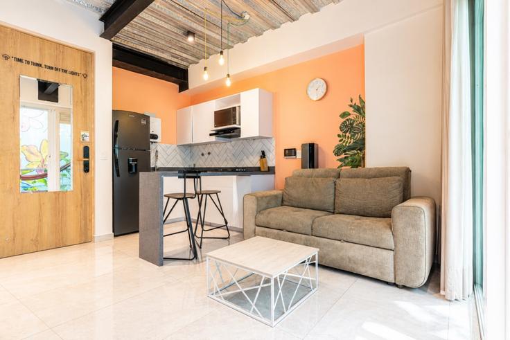 Building Carrera 43E - housy-host - 1640244 adresindeki bir dairede modern mobilyalarla zarif bir şekilde tasarlanmış oturma odası El Poblado, Medellín Building Carrera 43E - housy-host - 1640244 adresindeki bir dairede modern mobilyalarla zarif bir şekilde tasarlanmış oturma odası El Poblado, Medellín