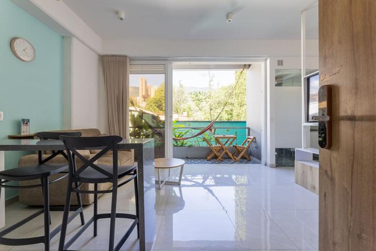 Elegante sala de estar con mobiliario moderno en un apartamento en Building Carrera 43E - housy-host - 1640253 en El Poblado, Medellín Elegante sala de estar con mobiliario moderno en un apartamento en Building Carrera 43E - housy-host - 1640253 en El Poblado, Medellín