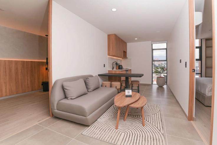 Sala de estar elegantemente projetada com móveis modernos em um apartamento no Building Carrera 43A - housy-host - 1327175 em La Candelaria, Medellín