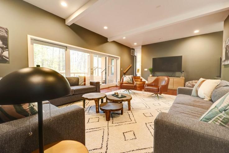 Building Manor Drive - hudson-valley-luxury-resorts - 1646872 adresindeki bir dairede modern mobilyalarla zarif bir şekilde tasarlanmış oturma odası White Plains, Greenburgh