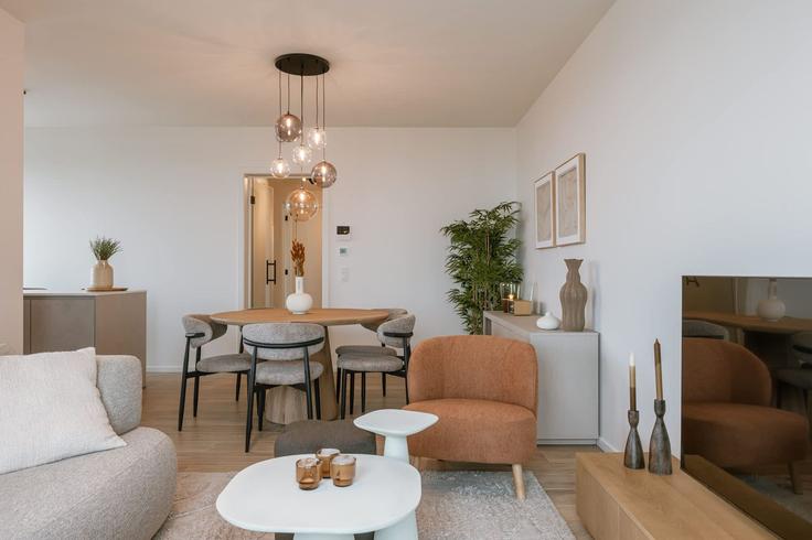 Sala de estar elegantemente projetada com móveis modernos em um apartamento no Building Troonstraat - huswell - 1316011 em Ostend, Ostend