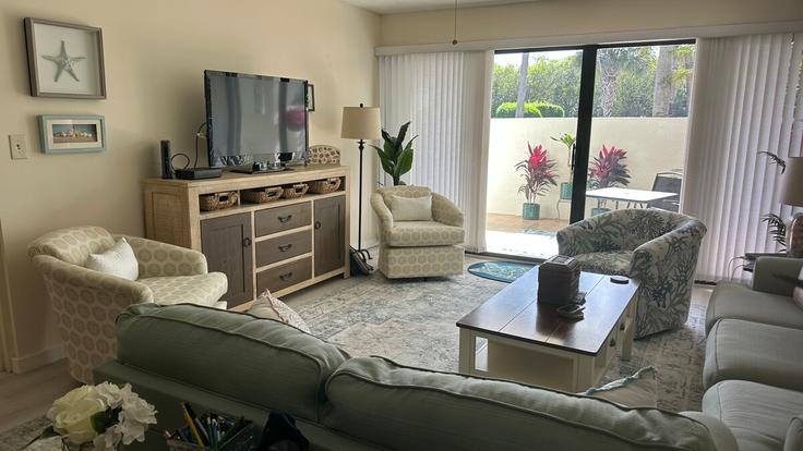 OCEAN BRZ PK, OCEAN BRZ PK에 위치한 Building Northeast Ocean Boulevard - hutchinson-island-real-estate - 1541577 유닛의 세련된 인테리어가 돋보이는 거실 OCEAN BRZ PK, OCEAN BRZ PK에 위치한 Building Northeast Ocean Boulevard - hutchinson-island-real-estate - 1541577 유닛의 세련된 인테리어가 돋보이는 거실