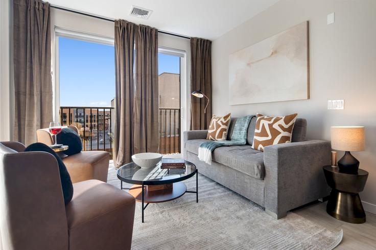 Salle de séjour élégante avec mobilier moderne dans un appartement à Building Lafayette Street - hyatus-living - 1383009 à New Haven, New Haven