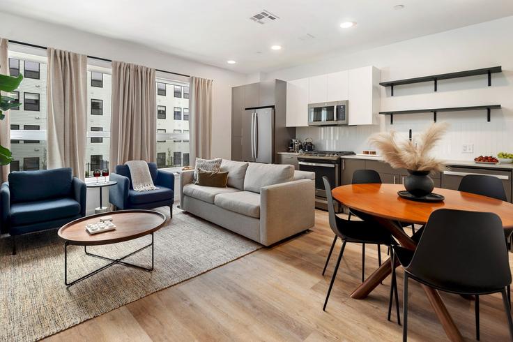 Elegante sala de estar con mobiliario moderno en un apartamento en Building Mill Road - hyatus-living - 1383005 en Everett, Everett