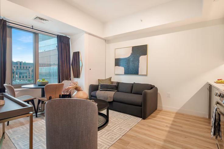 Building Western Avenue - hyatus-living - 1380121 adresindeki bir dairede modern mobilyalarla zarif bir şekilde tasarlanmış oturma odası Boston, Boston Building Western Avenue - hyatus-living - 1380121 adresindeki bir dairede modern mobilyalarla zarif bir şekilde tasarlanmış oturma odası Boston, Boston