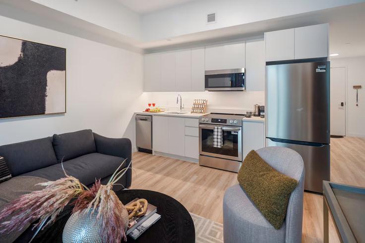 Salle de séjour élégante avec mobilier moderne dans un appartement à Building Western Avenue - hyatus-living - 1380121 à Boston, Boston