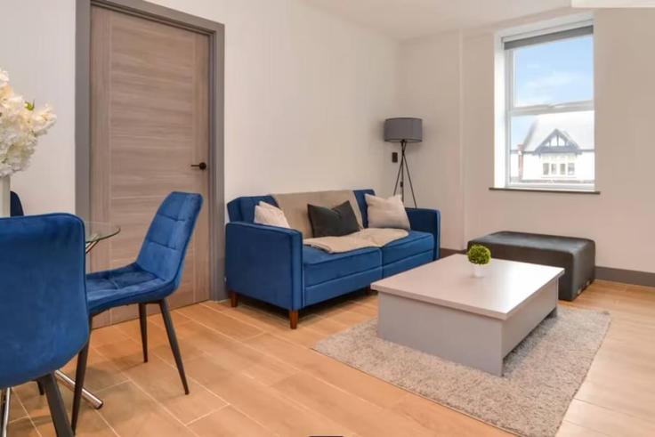 London Borough of Barnet, London 소재 Building Ballards Lane - ian-atwiine - 1323798 유닛에 마련된, 현대적인 가구로 꾸며진 우아한 디자인의 거실 London Borough of Barnet, London 소재 Building Ballards Lane - ian-atwiine - 1323798 유닛에 마련된, 현대적인 가구로 꾸며진 우아한 디자인의 거실