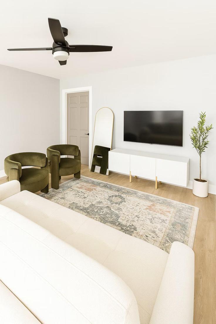 Elegante sala de estar con mobiliario moderno en un apartamento en Building West Kennedy Boulevard - ic-property-holdings-llc - 1369906 en Tampa, Tampa