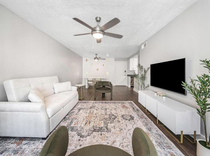 Elegante sala de estar con mobiliario moderno en un apartamento en Building West Kennedy Boulevard - ic-property-holdings-llc - 1369907 en Tampa, Tampa