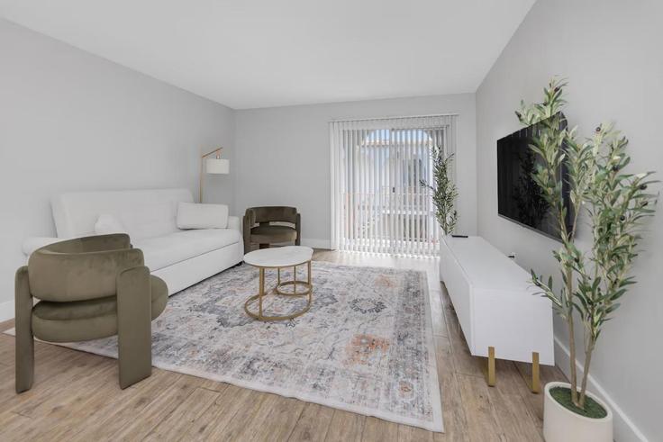 Sala de estar elegantemente projetada com móveis modernos em um apartamento no Building West Roland Street - ic-property-holdings-llc - 1365972 em Tampa, Tampa Sala de estar elegantemente projetada com móveis modernos em um apartamento no Building West Roland Street - ic-property-holdings-llc - 1365972 em Tampa, Tampa
