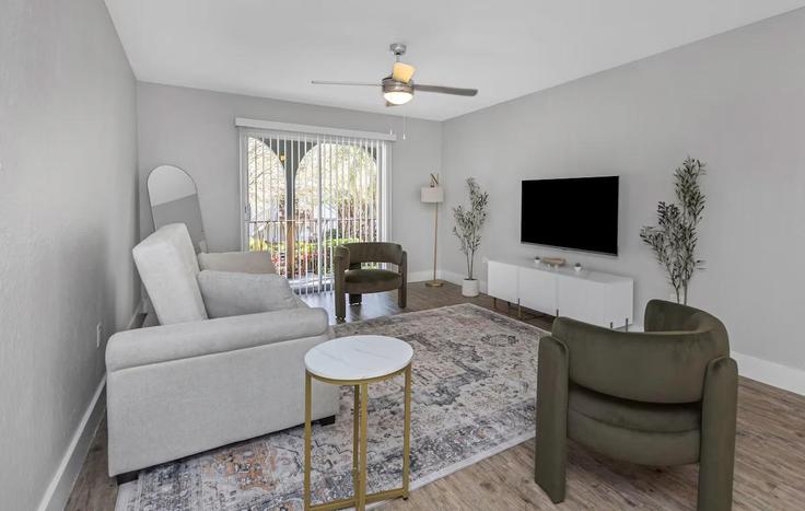 Elegante sala de estar con mobiliario moderno en un apartamento en Building West Cleveland Street - ic-property-holdings-llc - 1369908 en Tampa, Tampa