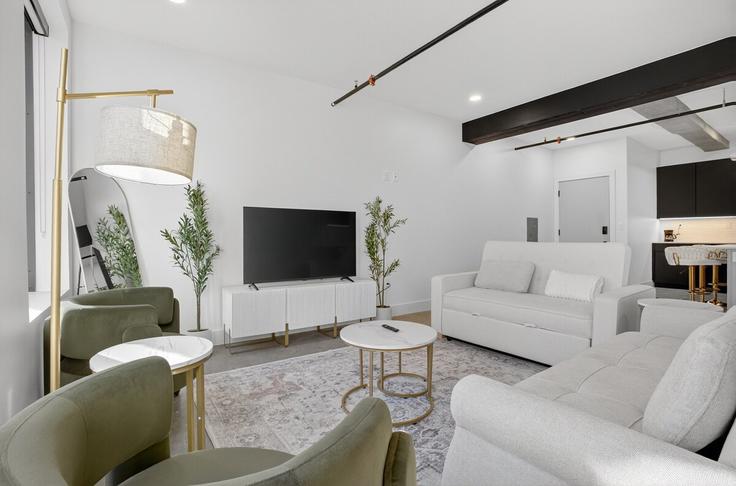 Sala de estar elegantemente projetada com móveis modernos em um apartamento no Building West 5th Street - ic-property-holdings-llc - 1322458 em Tulsa, Tulsa Sala de estar elegantemente projetada com móveis modernos em um apartamento no Building West 5th Street - ic-property-holdings-llc - 1322458 em Tulsa, Tulsa