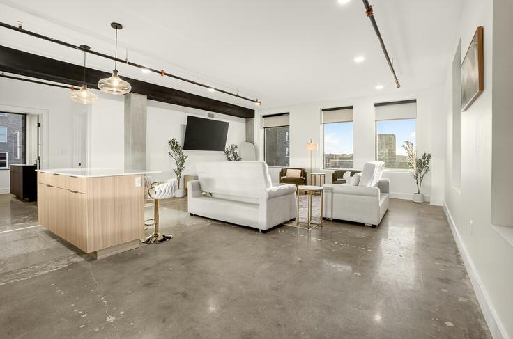 Sala de estar elegantemente projetada com móveis modernos em um apartamento no Building West 3rd Street - ic-property-holdings-llc - 1322460 em Tulsa, Tulsa Sala de estar elegantemente projetada com móveis modernos em um apartamento no Building West 3rd Street - ic-property-holdings-llc - 1322460 em Tulsa, Tulsa