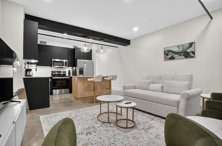 Sala de estar elegantemente projetada com móveis modernos em um apartamento no Building West 5th Street - ic-property-holdings-llc - 1322464 em Tulsa, Tulsa Sala de estar elegantemente projetada com móveis modernos em um apartamento no Building West 5th Street - ic-property-holdings-llc - 1322464 em Tulsa, Tulsa