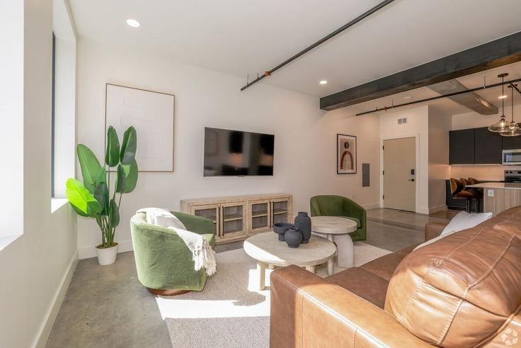 Sala de estar elegantemente projetada com móveis modernos em um apartamento no Building West 3rd Street - ic-property-holdings-llc - 1335128 em Tulsa, Tulsa Sala de estar elegantemente projetada com móveis modernos em um apartamento no Building West 3rd Street - ic-property-holdings-llc - 1335128 em Tulsa, Tulsa