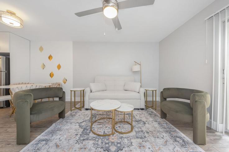 Building South Lauber Way - ic-property-holdings-llc - 1365973 adresindeki bir dairede modern mobilyalarla zarif bir şekilde tasarlanmış oturma odası Tampa, Tampa Building South Lauber Way - ic-property-holdings-llc - 1365973 adresindeki bir dairede modern mobilyalarla zarif bir şekilde tasarlanmış oturma odası Tampa, Tampa