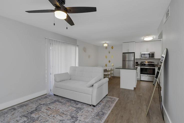 Elegante sala de estar con mobiliario moderno en un apartamento en Building West Kennedy Boulevard - ic-property-holdings-llc - 1369906 en Tampa, Tampa Elegante sala de estar con mobiliario moderno en un apartamento en Building West Kennedy Boulevard - ic-property-holdings-llc - 1369906 en Tampa, Tampa