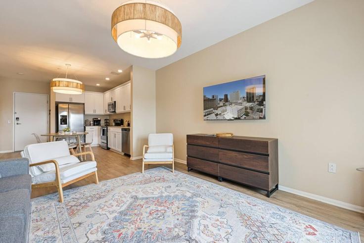 Elegant gestaltetes Wohnzimmer mit moderner Einrichtung in einer Wohnung im Building Ohio Street - ic-property-holdings-llc - 1471488 in San Diego, San Diego Elegant gestaltetes Wohnzimmer mit moderner Einrichtung in einer Wohnung im Building Ohio Street - ic-property-holdings-llc - 1471488 in San Diego, San Diego