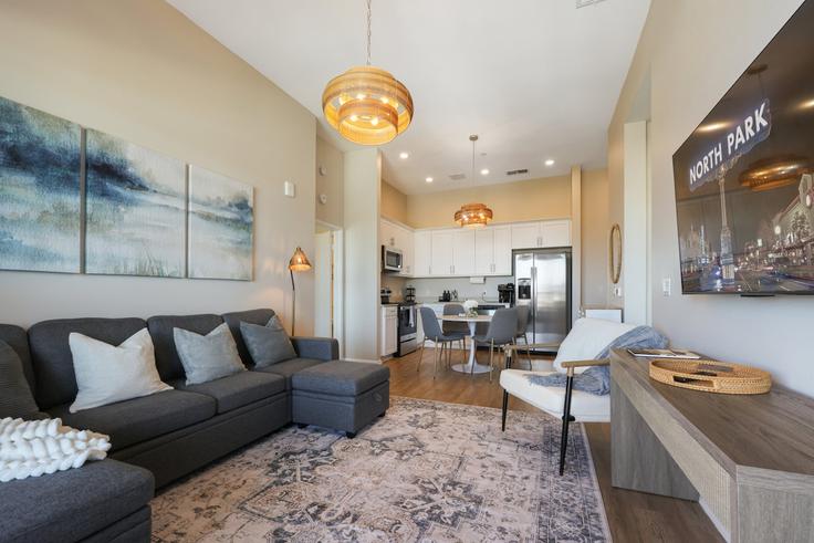Elegant gestaltetes Wohnzimmer mit moderner Einrichtung in einer Wohnung im Building Ohio Street - ic-property-holdings-llc - 1472542 in San Diego, San Diego Elegant gestaltetes Wohnzimmer mit moderner Einrichtung in einer Wohnung im Building Ohio Street - ic-property-holdings-llc - 1472542 in San Diego, San Diego