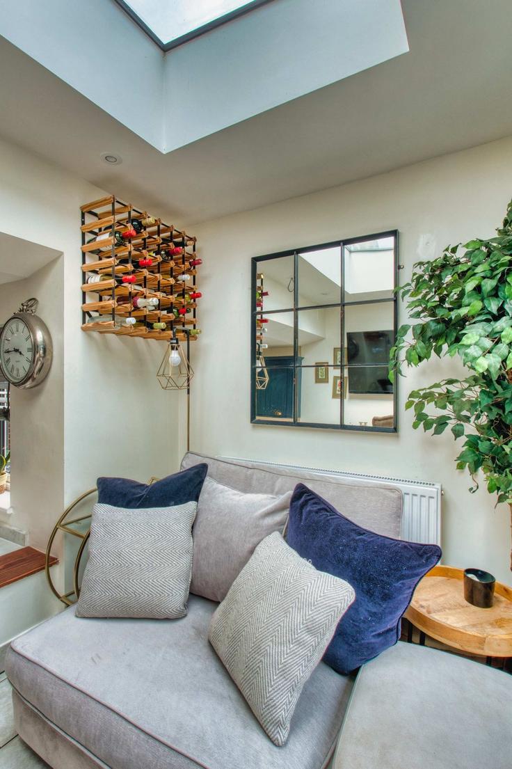 Elegant gestaltetes Wohnzimmer mit moderner Einrichtung in einer Wohnung im Building Walnut Tree Close - ifj-management-ltd - 1531253 in Borough of Guildford, Guildford