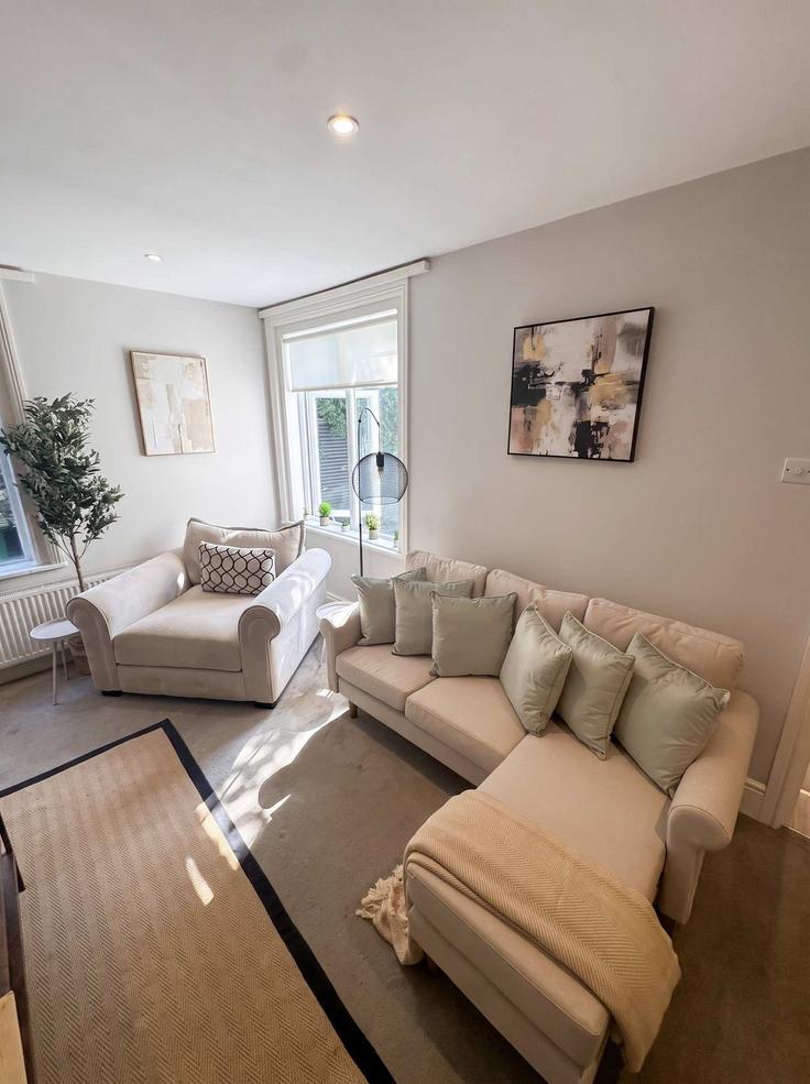 Salle de séjour élégante avec mobilier moderne dans un appartement à Building Springfield Road - ifj-management-ltd - 1628325 à Borough of Guildford, Guildford