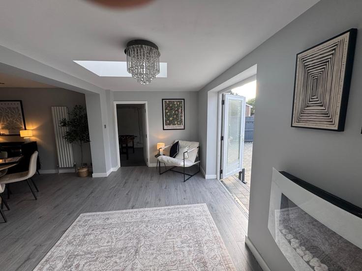 Sala de estar elegantemente projetada com móveis modernos em um apartamento no Building Durlston Crescent - ifj-management-ltd - 1628330 em Christchurch, Christchurch Sala de estar elegantemente projetada com móveis modernos em um apartamento no Building Durlston Crescent - ifj-management-ltd - 1628330 em Christchurch, Christchurch