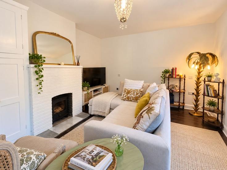 Elegant gestaltetes Wohnzimmer mit moderner Einrichtung in einer Wohnung im Building Back Lane - ifj-management-ltd - 1641550 in Chichester District, Billingshurst Elegant gestaltetes Wohnzimmer mit moderner Einrichtung in einer Wohnung im Building Back Lane - ifj-management-ltd - 1641550 in Chichester District, Billingshurst