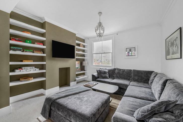 Elegante sala de estar con mobiliario moderno en un apartamento en Building Putney Bridge Road - ifj-management-ltd - 1641551 en London Borough of Wandsworth, London Elegante sala de estar con mobiliario moderno en un apartamento en Building Putney Bridge Road - ifj-management-ltd - 1641551 en London Borough of Wandsworth, London