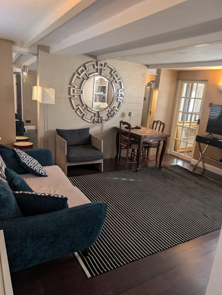 Salle de séjour élégante avec mobilier moderne dans un appartement à Building Sandrock Cottages - ifj-management-ltd - 1648356 à Chichester District, Petworth Salle de séjour élégante avec mobilier moderne dans un appartement à Building Sandrock Cottages - ifj-management-ltd - 1648356 à Chichester District, Petworth