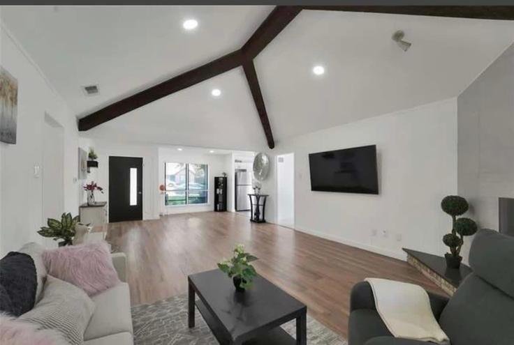 Elegant gestaltetes Wohnzimmer mit moderner Einrichtung in einer Wohnung im Building Forest Hills Lane - ilios-rentals - 1323137 in Richardson, Richardson