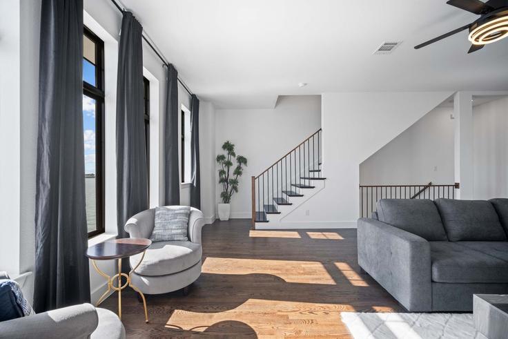 Building Secretariat Drive - ilios-rentals - 1355606 adresindeki bir dairede modern mobilyalarla zarif bir şekilde tasarlanmış oturma odası Rowlett, Rowlett